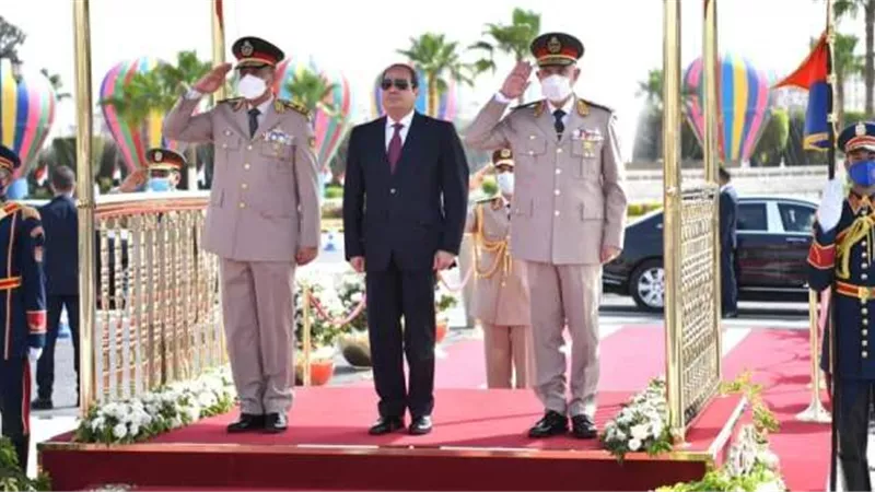 السيسى يضع اكليلا من الزهور على قبر الجندى المجهول