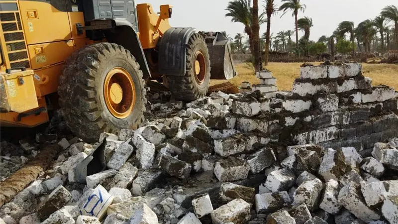 محليات المنيا تواصل ازالة تعديات البناء على الاراضى الزراعية واملاك الدولة