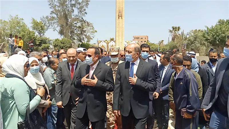 وضع إكليل الزهور على النصب التذكاري للجندي المجهول بالعريش