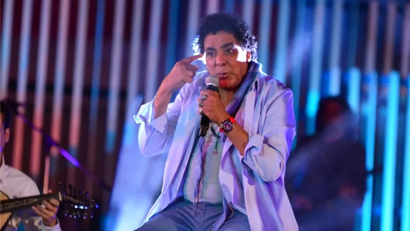 محمد منير علي مسرح النافورة وسط تصفيق حار