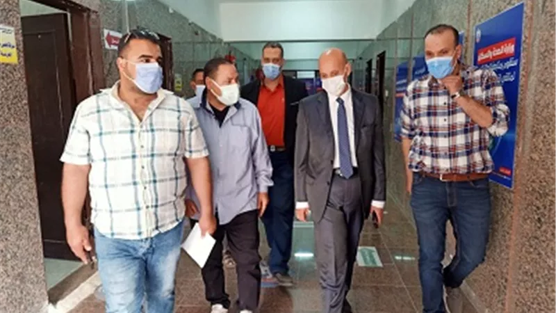 وكيل وزارة الصحة يتابع تطعيم المواطنين بلقاح كورونا بالمركز الجديد بالدميين