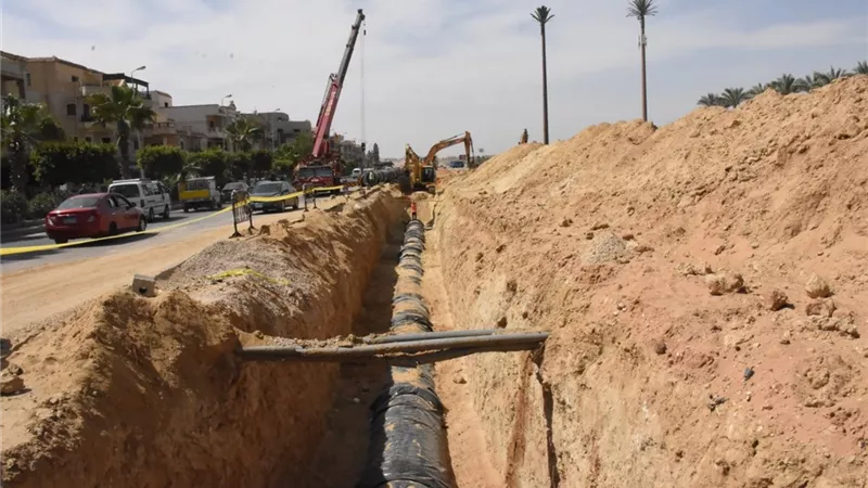 مسئولو الإسكان يتفقدون مشروعات تطوير المحاور والطرق الرئيسية بالقاهرة الجديدة