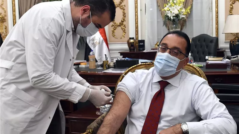 رئيس الوزراء يتلقى لقاح كورونا ويحث المواطنين على الإسراع بالتسجيل