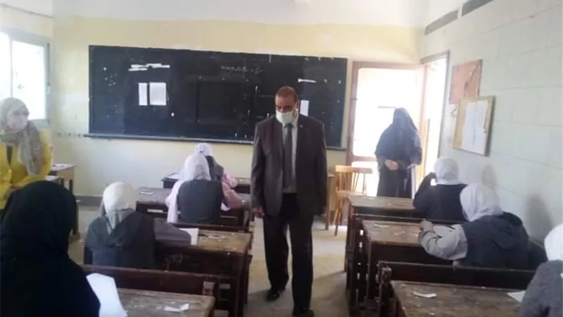 وكيل وزارة تعليم مطروح يتفقد سير امتحان أبريل ويحيل بعض المسئولين للتحقيق