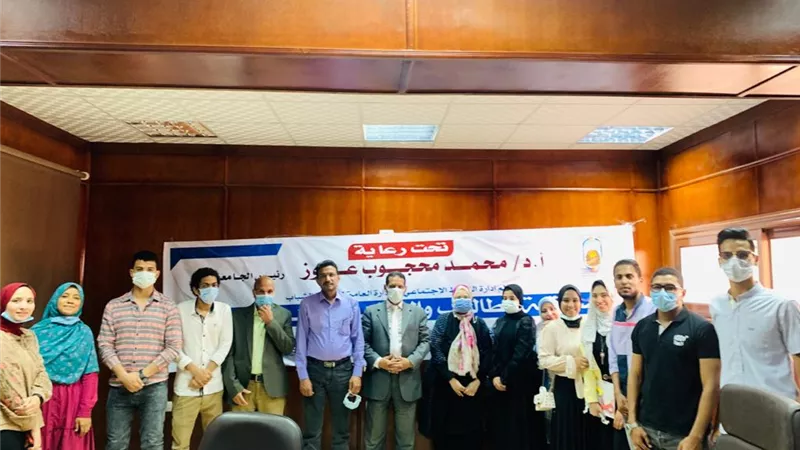 رئيس جامعة الأقصر يشهد اختيار الطالب والطالبة المثاليين