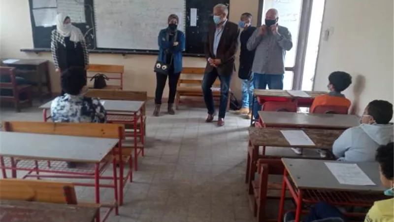 مدير تعليم الإسماعيلية يتفقد لجان امتحانات اخر العام لصفوف النقل ..صور