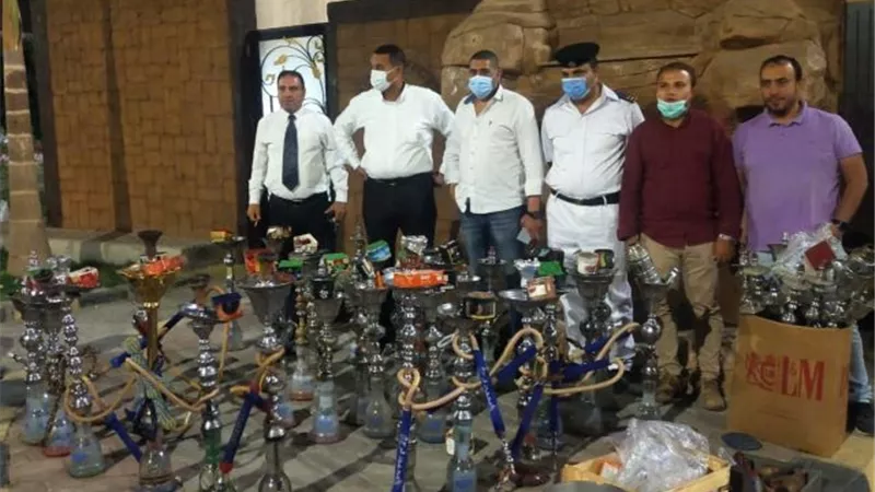جهاز الشروق يغلق 7 مقاهى ويضبط 100 شيشة فى حملة ليلية بالتعاون مع شرطة التعمير.. بالصور