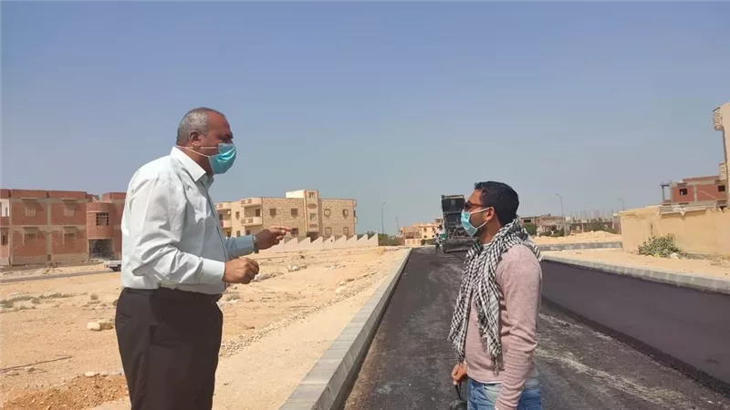 رئيس المدينة يتابع رصف الطرق بتقسيم حي الزيتون السياحي برأس سدر