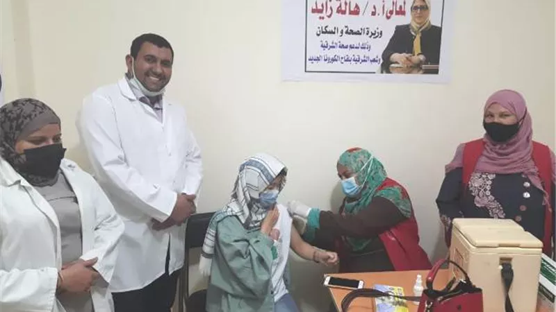 تطعيم سيدة صينية بلقاح كورونا بالشرقية