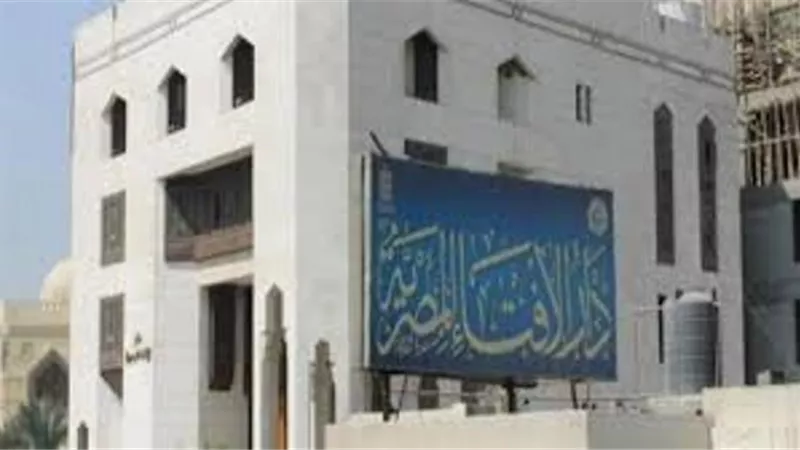 ما حكم إخراج الزكاة لمريض عاطل يمتلك وديعة ينفق من أرباحها ولا تكفيه؟