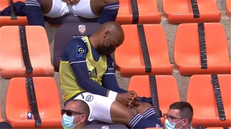 شاهد.. لاعب يغرق فى النوم خلال مباراة فريقه