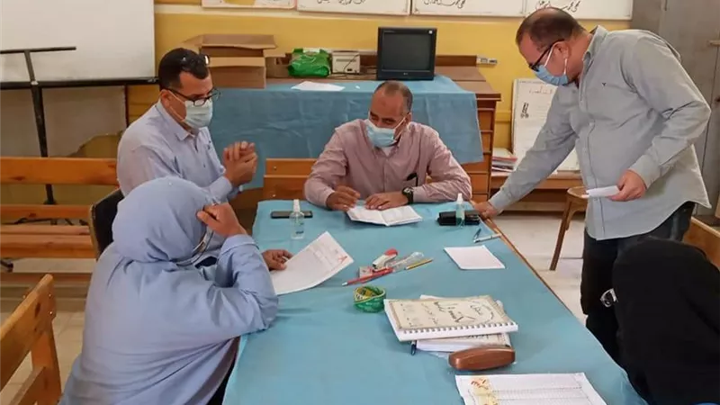 مدير التعليم بالسويس يتفقد لجان امتحانات النقل