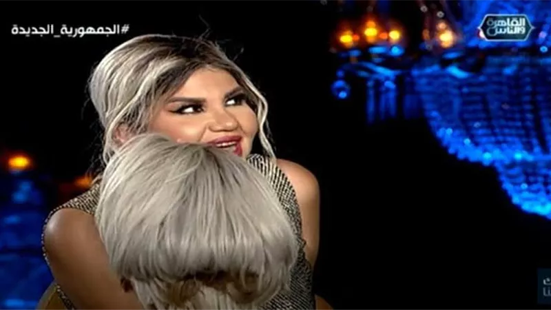 بوسي شلبى تخلع باروكة شعرها على الهواء