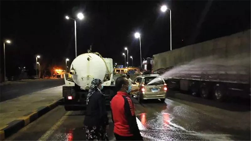 مصادرة شيش فى إحدى المقاهى وتعقيم وتطهير المواقف ومنافذ الكارته بسفاجا