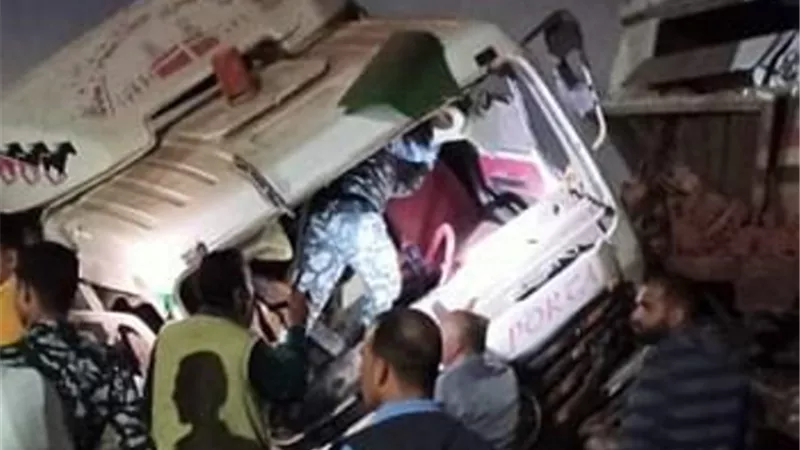 مصرع سائق وإصابة آخرين في تصادم قطار بسيارة نقل في السويس