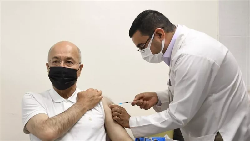 الرئيس العراقى يتلقى لقاح كورونا