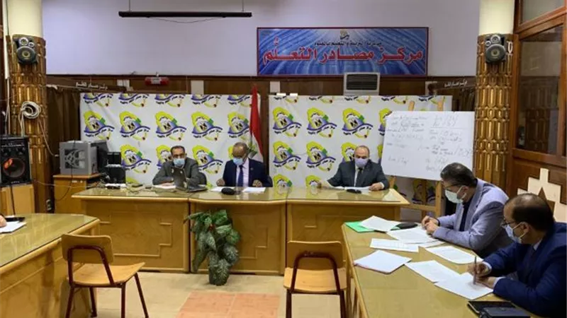 وكيل وزارة التعليم بالفيوم يتابع امتحانات صفوف النقل وسط إجراءات احترازية.. بالصور
