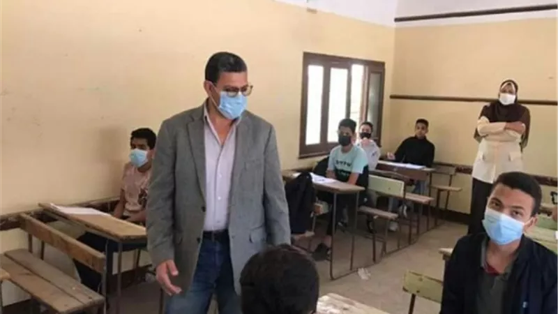 وكيل تعليم بنها يطمئن على تطبيق الاجراءات الاحترازية والوقائية داخل اللجان الإمتحانية