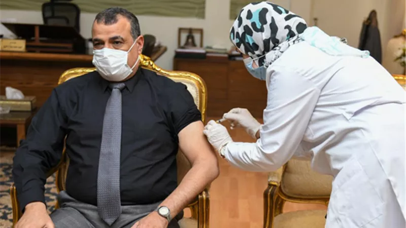 نائب رئيس الهيئة القومية للإنتاج الحربي يتلقى لقاح كورونا