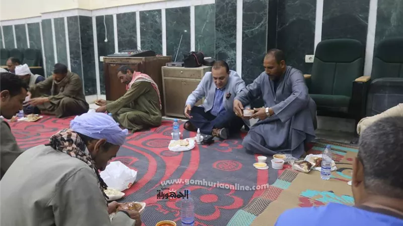 رئيس مدينة ملوى يشارك عمال النظافة حفل إفطار جماعي