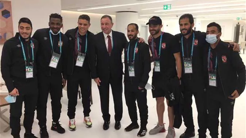 الخطيب يهنىء اللاعبين بعد فوز الأهلى على المصرى فى الدورى