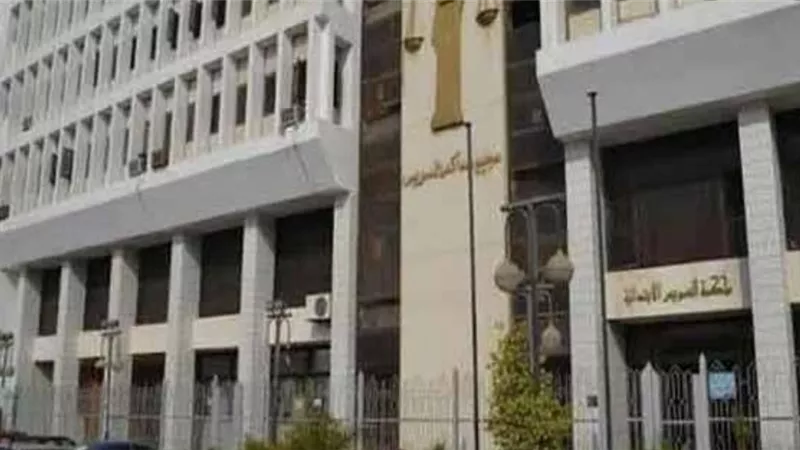 مصدر أمنى ينفى تغريم ضابط شرطة لعدم ارتداء الكمامة بمحكمة فى السويس