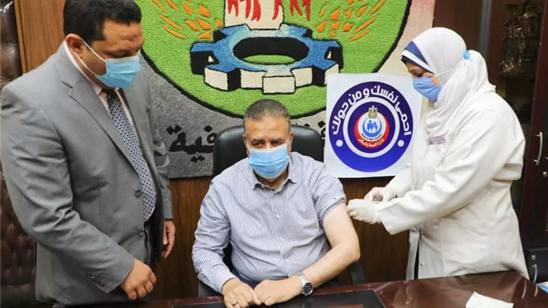 محافظ المنوفية يتلقي لقاح كورونا ويناشد المواطنين بسرعة التسجيل