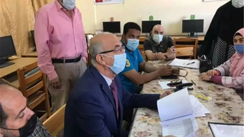 مدير تعليم بنها يتفقد لجان الإمتحانات بالمدارس.. ويتابع رصد الدرجات بالكنترولات