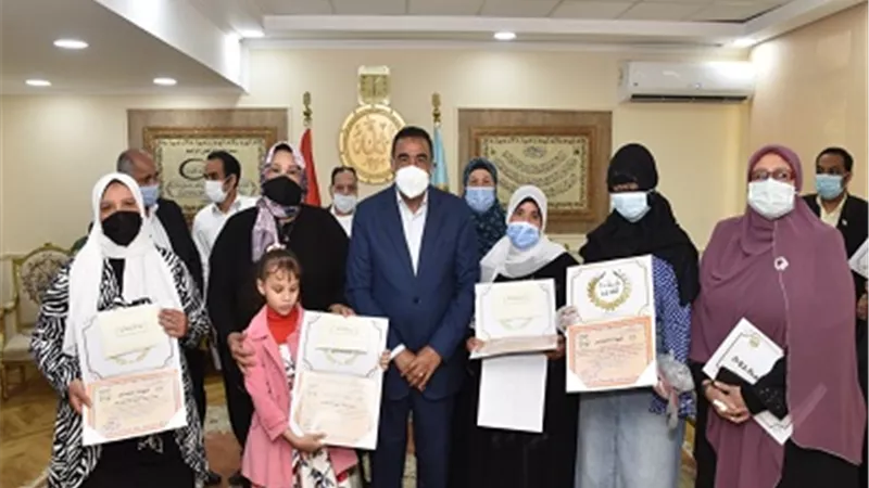 محافظ مطروح يكرم الامهات المثاليات