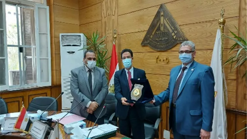 مجلس جامعة بنها يكرم عميد كلية الطب لبلوغه السن القانونية