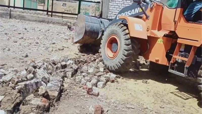 إزالة حالتى تعد على الأرض الزراعية بنى مزار
