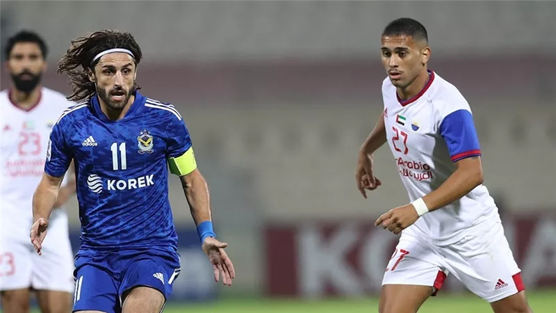 لاعب يبحث عن الكرة وهي بين قدميه في لقطة طريفة