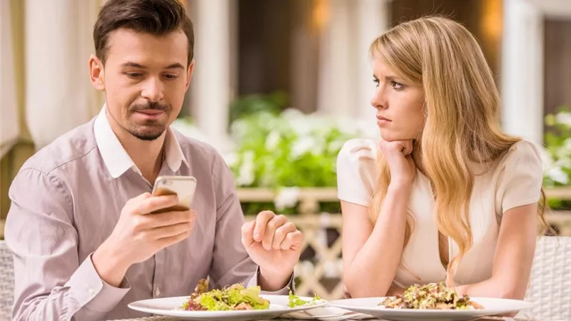 بالفيديو.. خبير علاقات: الزوجة قد تخسر زوجها عند محاولة تغيير طباعه
