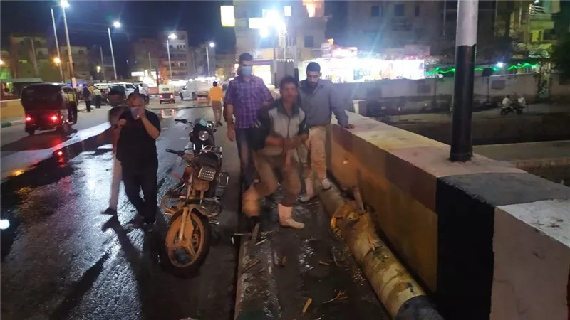 حى ثان الزقازيق يسيطر على انفجار ماسورة مياه بكوبري القناطر