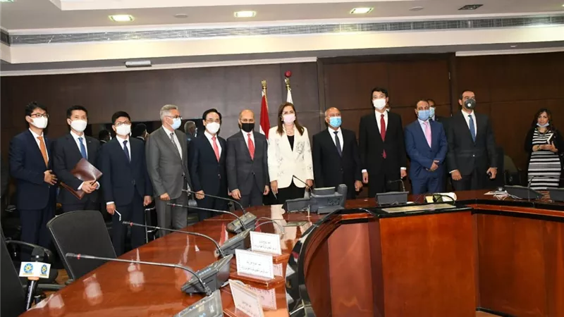 الوزير والسعيد يشهدان توقيع مذكرة لتوطين صناعة قطارات ذات الجر الكهربائي والمترو في مصر