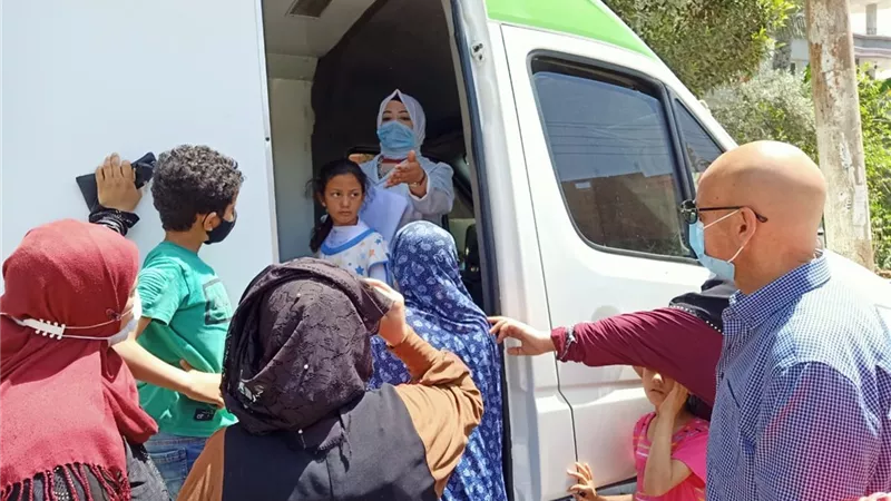 وكيل وزارة الصحة يتفقد القافلة الطبية العلاجية بقرية ميت أبوعربي بالزقازيق