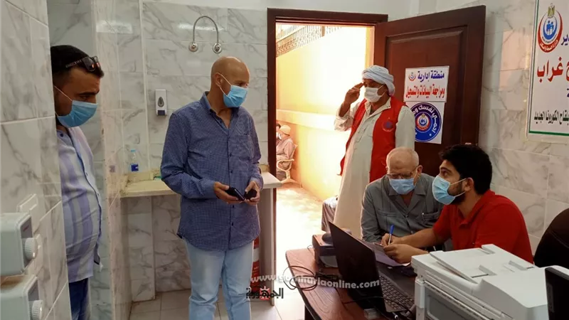 وكيل وزارة الصحة يتابع تطعيم المواطنين بلقاح كورونا بمكتب صحة ثان الزقازيق