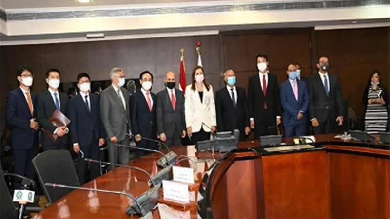وزيرا النقل والتخطيط يشهدان توقيع مذكرة تفاهم لتوطين صناعة قطارات المترو