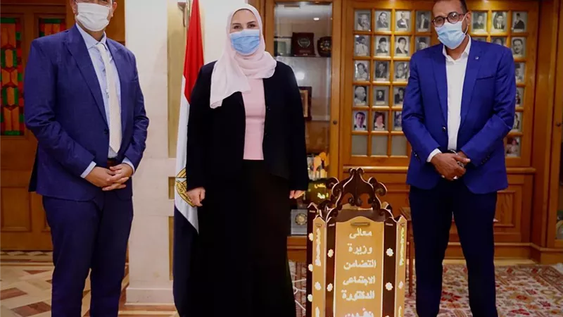 المتعافون من الإدمان يهدون وزيرة التضامن فانوس رمضان من أعمالهم بمراكز التأهيل