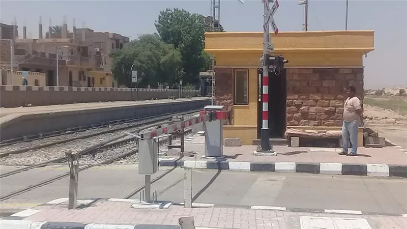 ضبط طالبين قاما بفتح وغلق أحد المزلقانات أثناء مرور القطارات بقنا