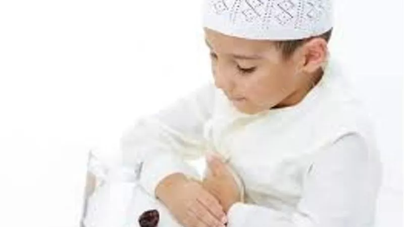 بالفيديو.. كيف تؤهل طفلك الصغير على الصيام صحياً ونفسياً؟