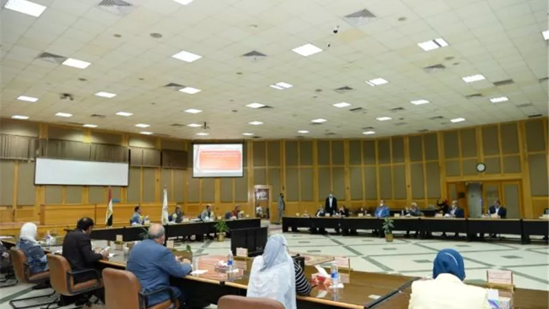رئيس جامعة أسيوط: تشديد الإجراءات الاحترازية لمنع انتشار الفيروس.. بالصور