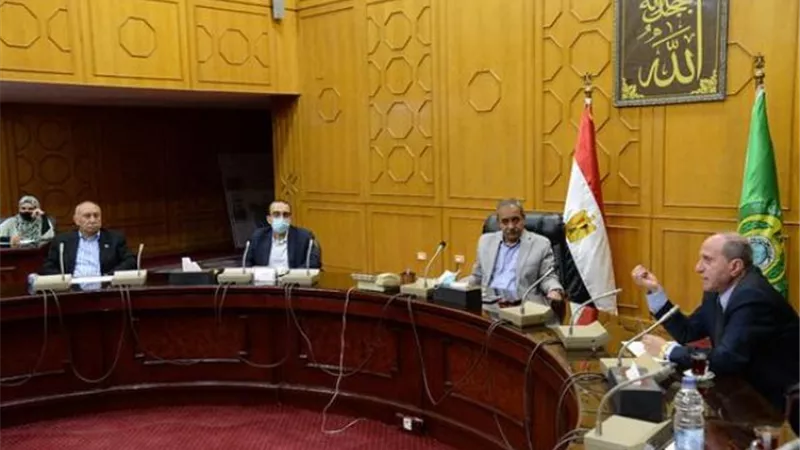 محافظ ونواب الإسماعيلية يناقشون مشكلات توصيل الكهرباء و منظومة الإنارة ..صور