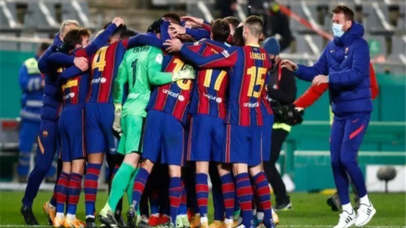 برشلونة يستضيف غرناطة بحثاً عن قمة الليجا الإسباني