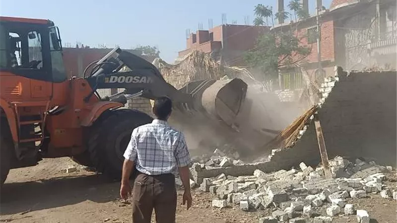 محافظ القليوبية يشهد إزالة مبنى مخالف في بنها ويوجه وحدة المتغيرات برصد المخالفات