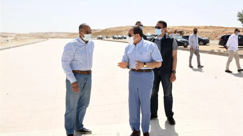 الرئيس يلتقي بعدد من المواطنين في سوق السيارات ويتفقد الطريق الدائري الأوسطي
