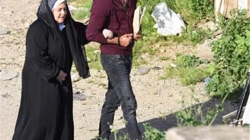 عمرو سعد يدعو بالشفاء لدلال عبد العزيز
