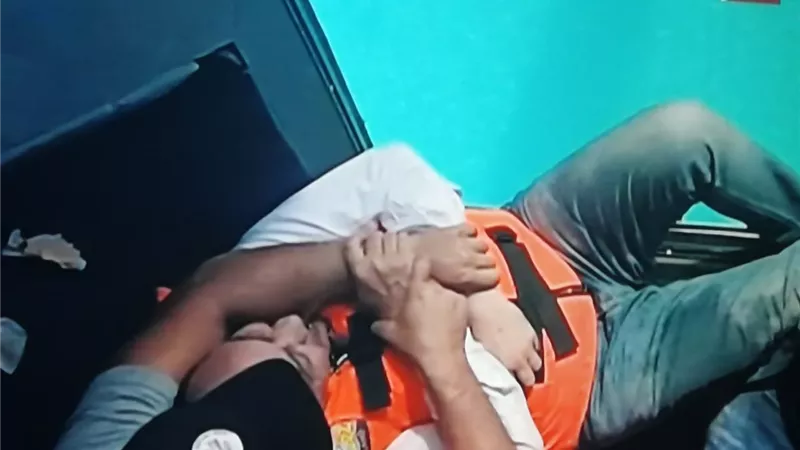 موقف مضحك.. طارق يحيى يعض مساعد رامز جلال