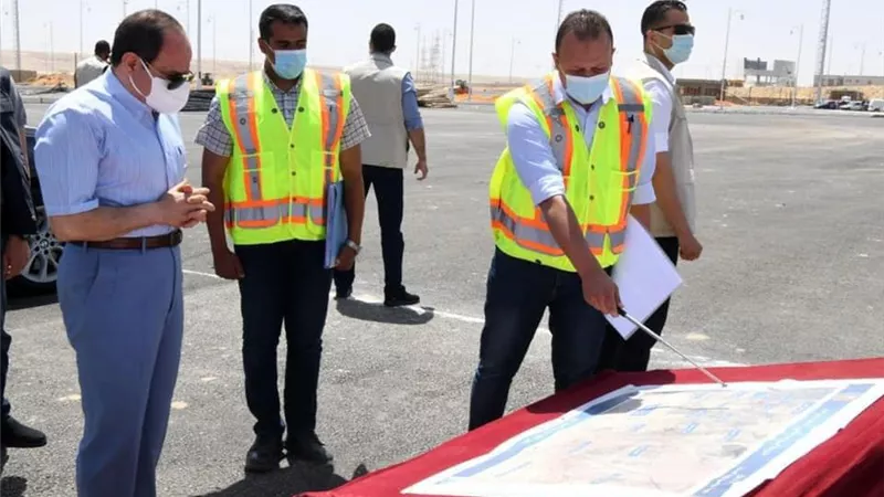 الرئيس يتفقد سوق السيارات الجديد والطريق الدائري الأوسطي.. صور