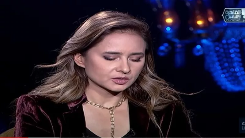 نيللى كريم باكية لـ